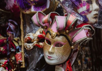 Carnival in Italy: where to celebrate it and what to eat